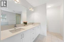 Second full washroom on the upper level.. - 