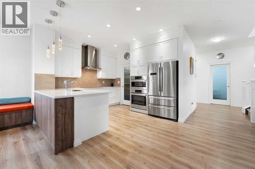 The gorgeous kitchen offers abundant cabinet storage.. - 99 Evansglen Circle Nw, Calgary, AB - Indoor Photo Showing Kitchen With Upgraded Kitchen