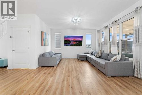 Spacious main floor living room.. - 99 Evansglen Circle Nw, Calgary, AB - Indoor Photo Showing Living Room