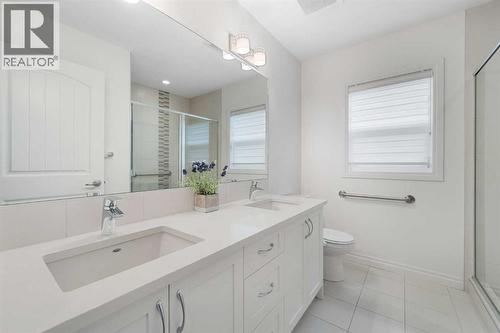 Second full washroom on the upper level.. - 99 Evansglen Circle Nw, Calgary, AB - Indoor Photo Showing Bathroom