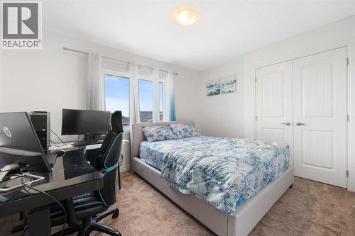 99 Evansglen Circle Nw, Calgary, AB - Indoor Photo Showing Bedroom