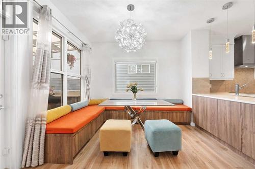 A spacious dining area featuring custom seating.. - 99 Evansglen Circle Nw, Calgary, AB - Indoor