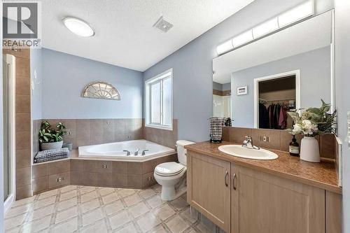 A well-appointed 4-piece primary ensuite - 361 Cimarron Boulevard, Okotoks, AB - Indoor Photo Showing Bathroom