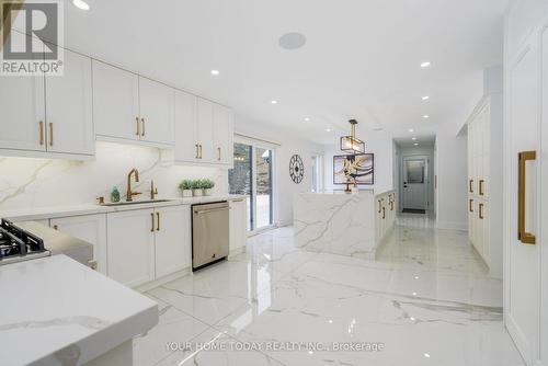 27 Chantelay Crescent, Halton Hills, ON - Indoor Photo Showing Kitchen