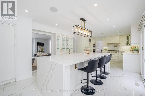 27 Chantelay Crescent, Halton Hills, ON - Indoor Photo Showing Kitchen With Upgraded Kitchen