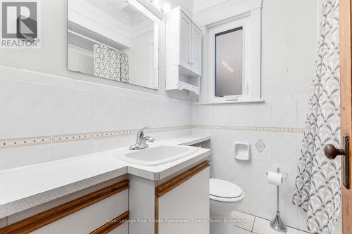 103 Haddon Avenue S, Hamilton, ON - Indoor Photo Showing Bathroom