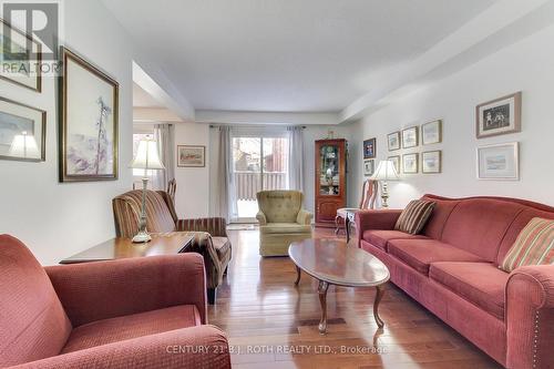 323 Hillside Drive, Mississauga, ON - Indoor Photo Showing Living Room