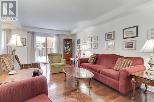 323 Hillside Drive, Mississauga, ON - Indoor Photo Showing Living Room