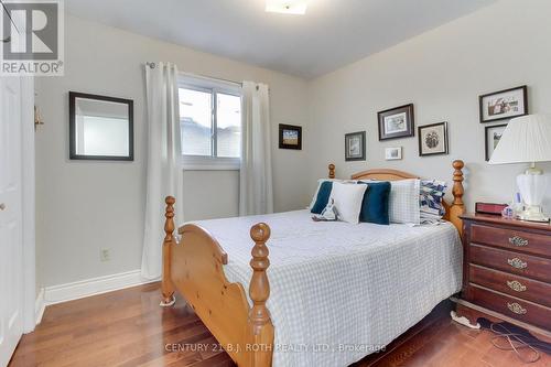 323 Hillside Drive, Mississauga, ON - Indoor Photo Showing Bedroom
