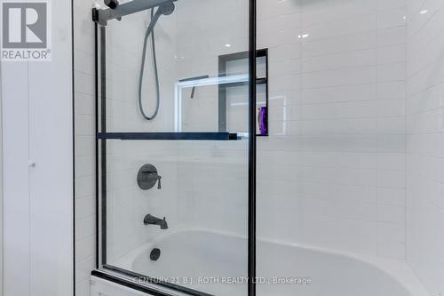 323 Hillside Drive, Mississauga, ON - Indoor Photo Showing Bathroom