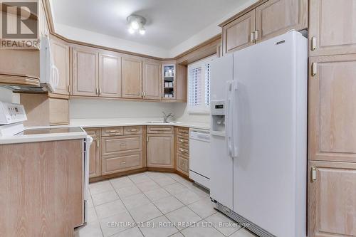 323 Hillside Drive, Mississauga, ON - Indoor Photo Showing Kitchen