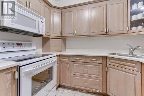 323 Hillside Drive, Mississauga, ON - Indoor Photo Showing Kitchen With Double Sink