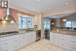 Ample cabinetry and soft close drawers - 