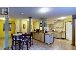 suite kitchen and eating area - 