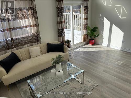3348 Burdock Place, Mississauga, ON - Indoor Photo Showing Living Room