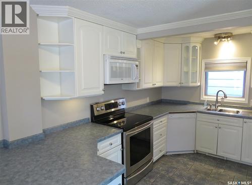 1506 E Avenue N, Saskatoon, SK - Indoor Photo Showing Kitchen With Double Sink