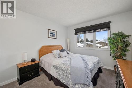 34 Woodglen Crescent Sw, Calgary, AB - Indoor Photo Showing Bedroom