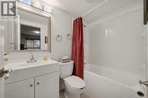 34 Woodglen Crescent Sw, Calgary, AB - Indoor Photo Showing Bathroom