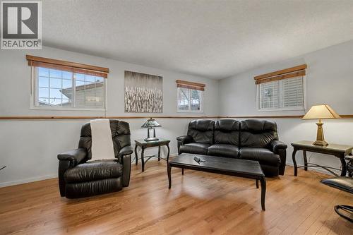 34 Woodglen Crescent Sw, Calgary, AB - Indoor Photo Showing Living Room