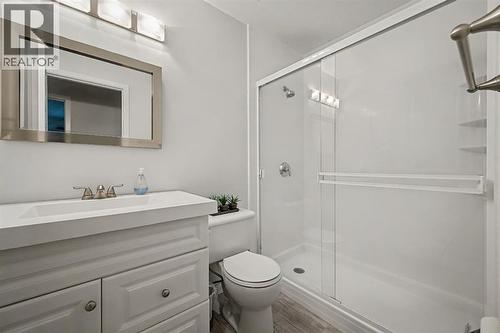 34 Woodglen Crescent Sw, Calgary, AB - Indoor Photo Showing Bathroom
