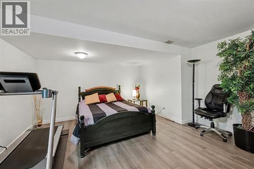 34 Woodglen Crescent Sw, Calgary, AB - Indoor Photo Showing Bedroom