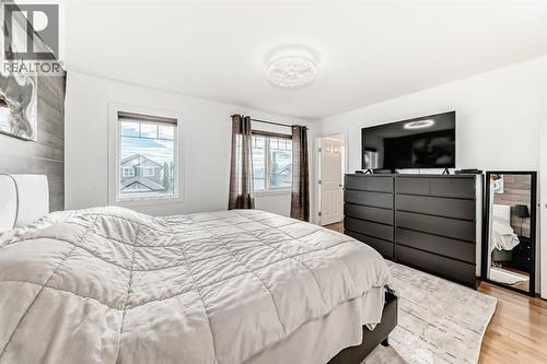 182 Sunset Heights, Cochrane, AB - Indoor Photo Showing Bedroom