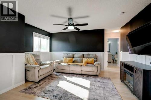 Upper level bonus room - 15 Chaparral Crescent Se, Calgary, AB - Indoor Photo Showing Living Room