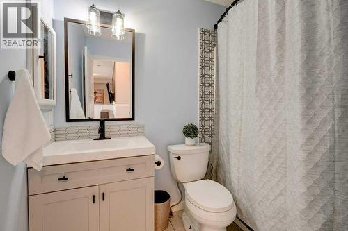 4pc main bath with tub/shower - 15 Chaparral Crescent Se, Calgary, AB - Indoor Photo Showing Bathroom