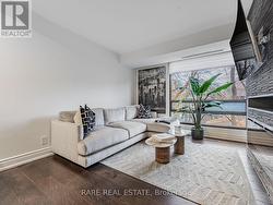 302 - 449 WALMER ROAD  Toronto, ON M5P 2X9