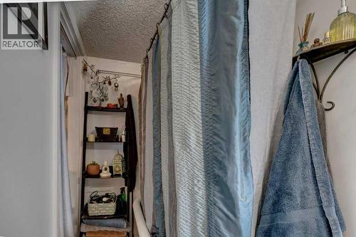 2207 8 Avenue Se, Calgary, AB - Indoor Photo Showing Bathroom