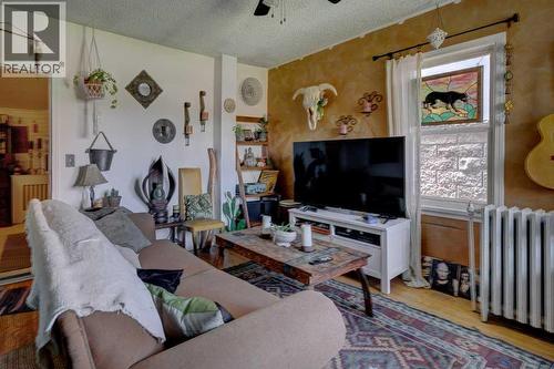 2207 8 Avenue Se, Calgary, AB - Indoor Photo Showing Living Room