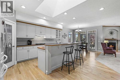 69 Evergreen Crescent Sw, Calgary, AB - Indoor Photo Showing Kitchen