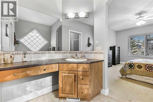 69 Evergreen Crescent Sw, Calgary, AB - Indoor Photo Showing Bathroom