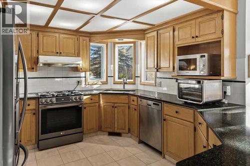 332 Hawkstone Close Nw, Calgary, AB - Indoor Photo Showing Kitchen