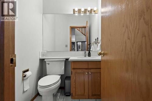 332 Hawkstone Close Nw, Calgary, AB - Indoor Photo Showing Bathroom