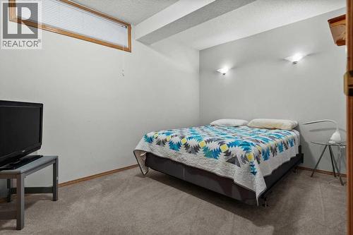 332 Hawkstone Close Nw, Calgary, AB - Indoor Photo Showing Bedroom