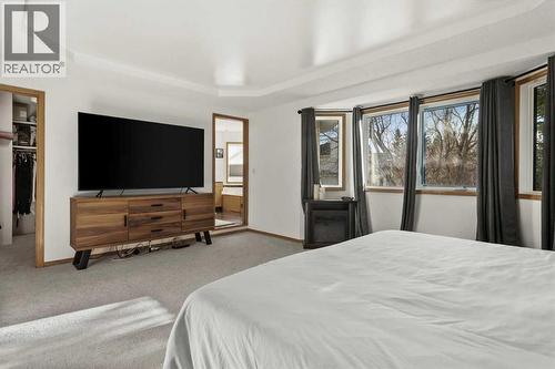 332 Hawkstone Close Nw, Calgary, AB - Indoor Photo Showing Bedroom