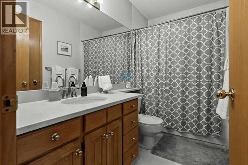 332 Hawkstone Close Nw, Calgary, AB - Indoor Photo Showing Bathroom
