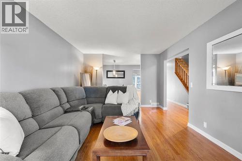 16 Woodacres Drive Sw, Calgary, AB - Indoor Photo Showing Living Room