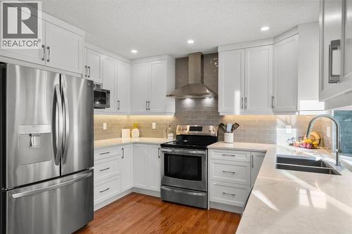 16 Woodacres Drive Sw, Calgary, AB - Indoor Photo Showing Kitchen With Double Sink With Upgraded Kitchen