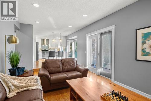 16 Woodacres Drive Sw, Calgary, AB - Indoor Photo Showing Living Room
