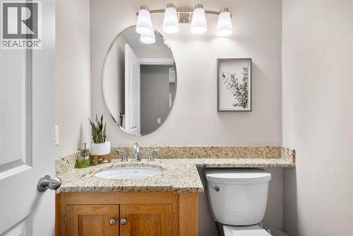 16 Woodacres Drive Sw, Calgary, AB - Indoor Photo Showing Bathroom