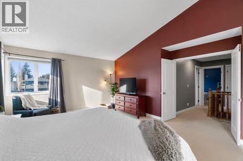 16 Woodacres Drive Sw, Calgary, AB - Indoor Photo Showing Bedroom