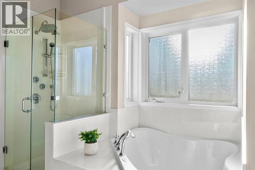 16 Woodacres Drive Sw, Calgary, AB - Indoor Photo Showing Bathroom