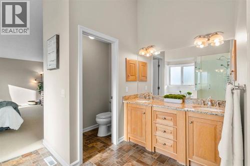 16 Woodacres Drive Sw, Calgary, AB - Indoor Photo Showing Bathroom