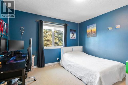16 Woodacres Drive Sw, Calgary, AB - Indoor Photo Showing Bedroom