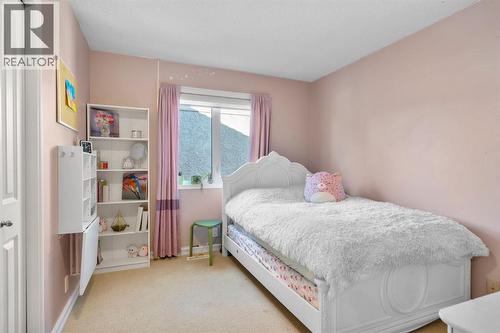 16 Woodacres Drive Sw, Calgary, AB - Indoor Photo Showing Bedroom