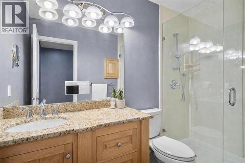 16 Woodacres Drive Sw, Calgary, AB - Indoor Photo Showing Bathroom