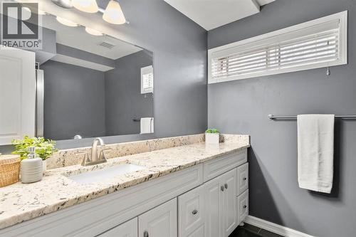 16 Woodacres Drive Sw, Calgary, AB - Indoor Photo Showing Bathroom