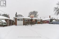 16 SHAUNAVON HEIGHTS CRESCENT  Toronto, ON M3A 2P4